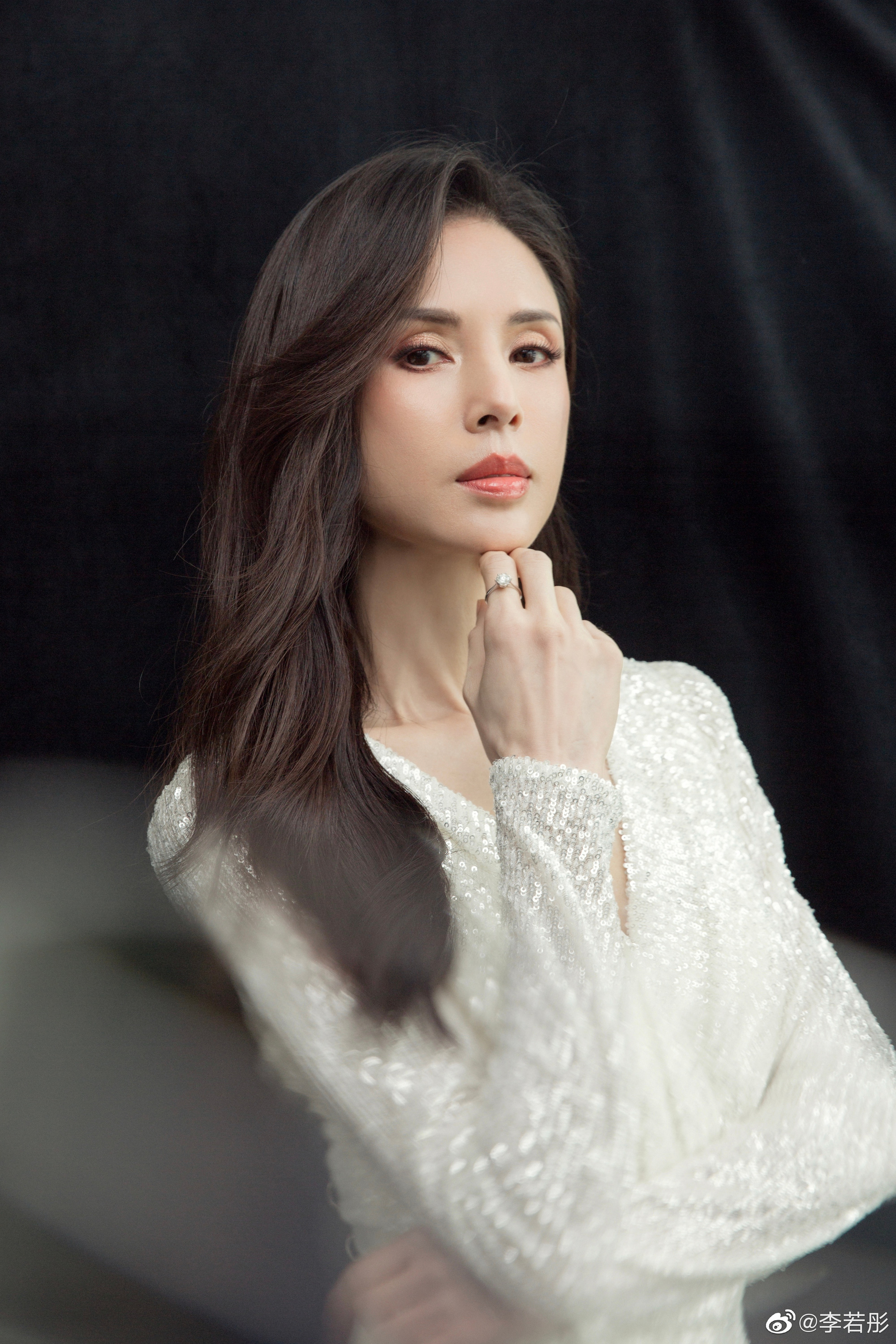 "Tiểu Long Nữ" U60 t&oacute;c vẫn d&agrave;y mượt nhờ uống 1 thứ nước d&acirc;n d&atilde; suốt 30 năm- Ảnh 8.