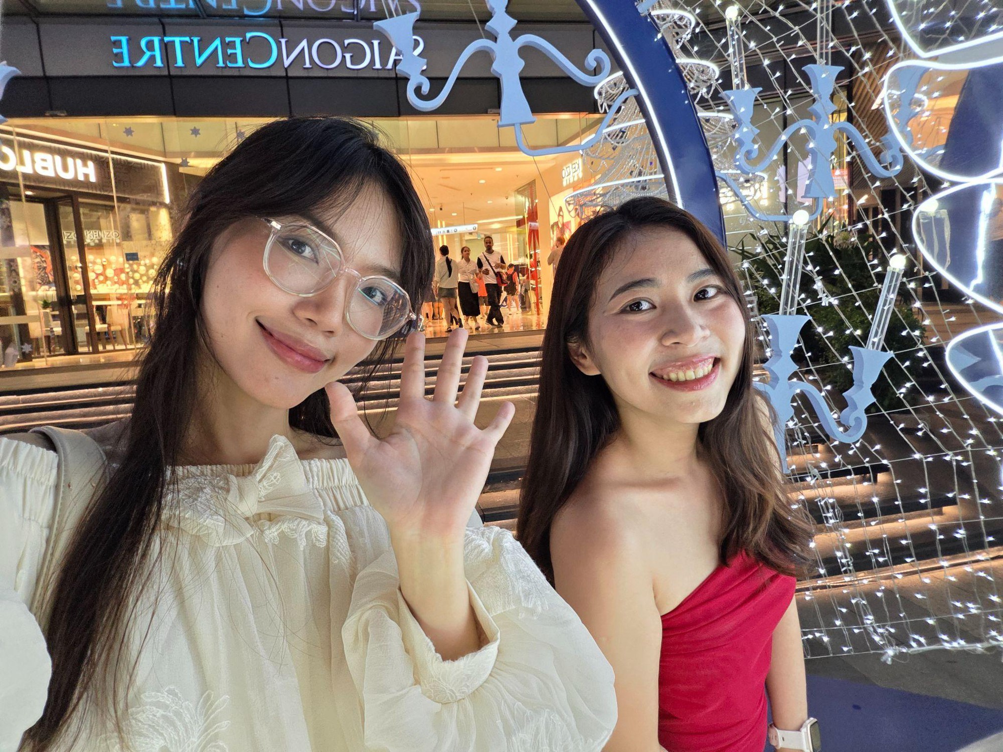 Nhỏ m&agrave; c&oacute; v&otilde;, Galaxy Z Flip7 &ldquo;ho&aacute; ph&eacute;p&rdquo; cả bộ h&igrave;nh cuối năm lung linh trong t&iacute;ch tắc- Ảnh 3.