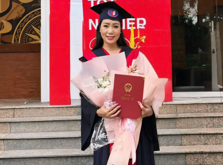 &Aacute; hậu Việt học tiến sĩ ở tuổi 54: L&agrave; gi&aacute;m đốc s&acirc;n khấu kịch, h&ocirc;n nh&acirc;n vi&ecirc;n m&atilde;n- Ảnh 1.