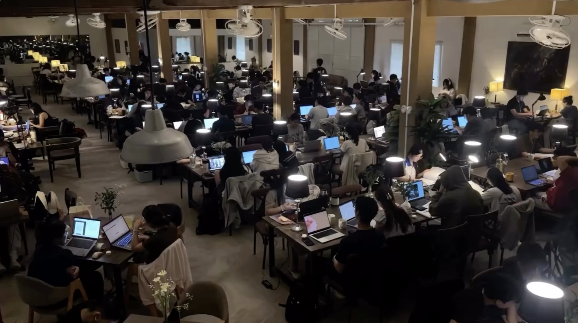 Cảnh tượng học h&agrave;nh kinh khủng tại 1 qu&aacute;n c&agrave; ph&ecirc; ở Việt Nam, ai nh&igrave;n v&agrave;o cũng thấy thật thua k&eacute;m- Ảnh 1.