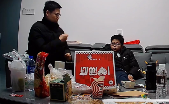 Trước giờ bố đi l&agrave;m xa, camera trong ph&ograve;ng kh&aacute;ch ghi lại cảnh tượng khiến nhiều người chảy nước mắt- Ảnh 1.