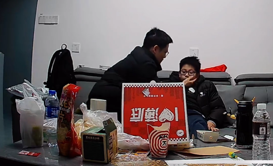 Trước giờ bố đi l&agrave;m xa, camera trong ph&ograve;ng kh&aacute;ch ghi lại cảnh tượng khiến nhiều người chảy nước mắt- Ảnh 2.