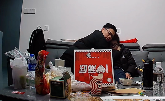 Trước giờ bố đi l&agrave;m xa, camera trong ph&ograve;ng kh&aacute;ch ghi lại cảnh tượng khiến nhiều người chảy nước mắt- Ảnh 3.