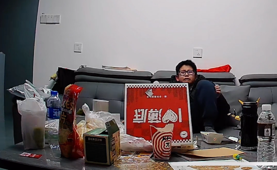 Trước giờ bố đi l&agrave;m xa, camera trong ph&ograve;ng kh&aacute;ch ghi lại cảnh tượng khiến nhiều người chảy nước mắt- Ảnh 4.