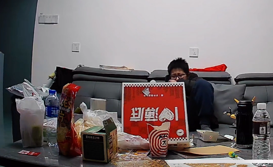 Trước giờ bố đi l&agrave;m xa, camera trong ph&ograve;ng kh&aacute;ch ghi lại cảnh tượng khiến nhiều người chảy nước mắt- Ảnh 5.