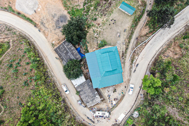 Khu vực xe chở đo&agrave;n từ thiện bị lật ở L&agrave;o Cai: Dốc d&agrave;i 1km, cua gấp h&igrave;nh tam gi&aacute;c- Ảnh 1.