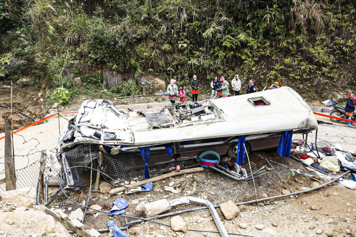 Khu vực xe chở đo&agrave;n từ thiện bị lật ở L&agrave;o Cai: Dốc d&agrave;i 1km, cua gấp h&igrave;nh tam gi&aacute;c- Ảnh 2.