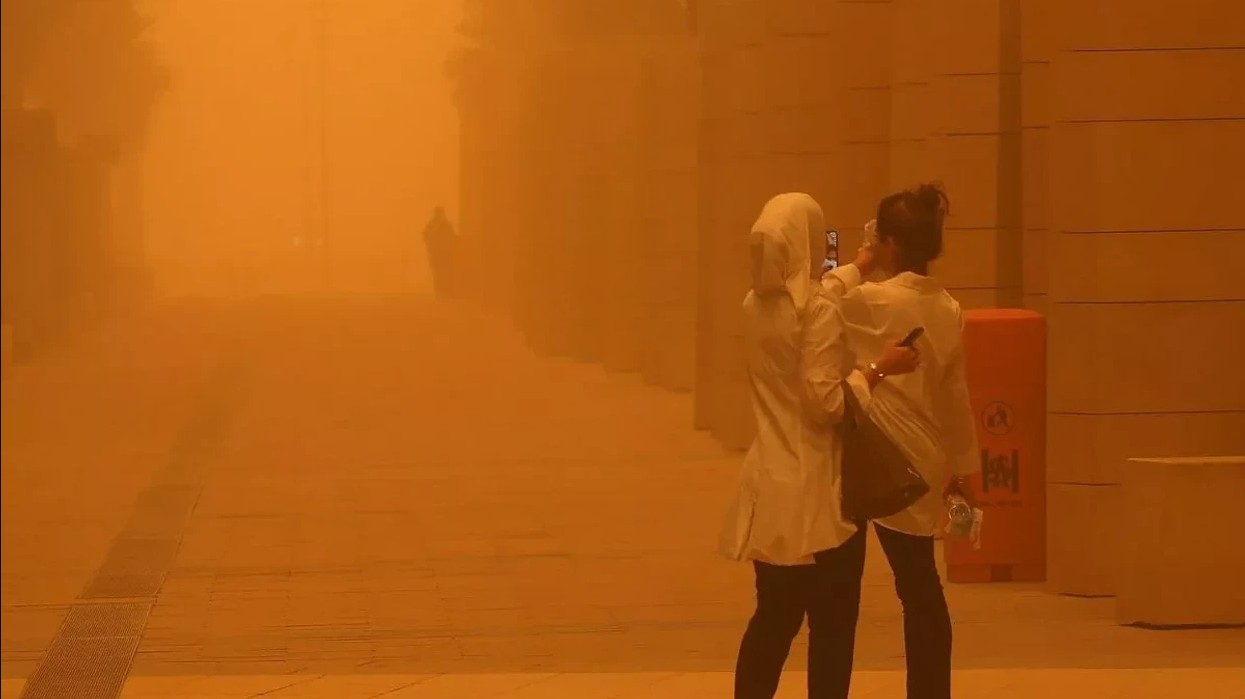 Th&agrave;nh phố n&oacute;ng nhất thế giới: C&aacute; bị luộc ch&iacute;n, chim rơi xuống đất m&agrave; con người vẫn b&aacute;m trụ bằng c&aacute;ch n&agrave;y- Ảnh 1.