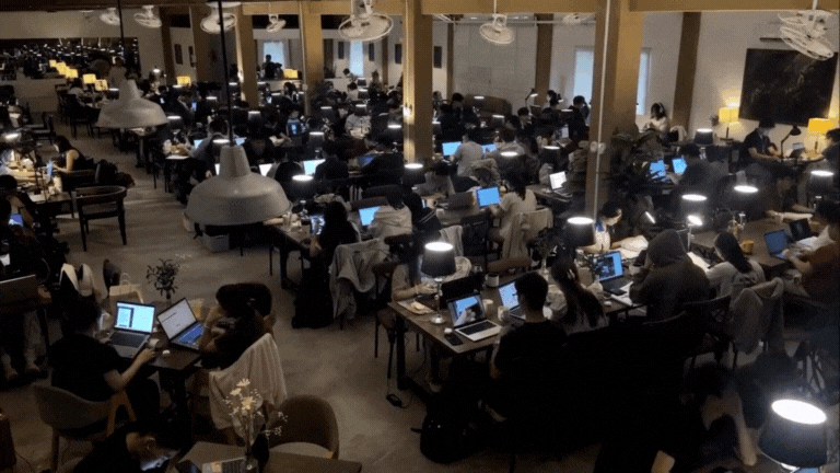 Cảnh tượng học h&agrave;nh kinh khủng tại 1 qu&aacute;n c&agrave; ph&ecirc; ở Việt Nam, ai nh&igrave;n v&agrave;o cũng thấy thật thua k&eacute;m- Ảnh 2.