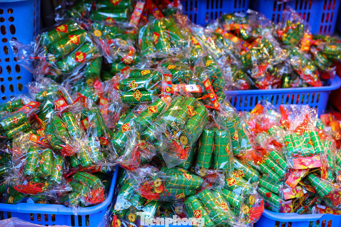 Kh&aacute;ch T&acirc;y th&iacute;ch th&uacute; trải nghiệm kh&ocirc;ng kh&iacute; Tết sớm tr&ecirc;n phố H&agrave;ng M&atilde;- Ảnh 12.