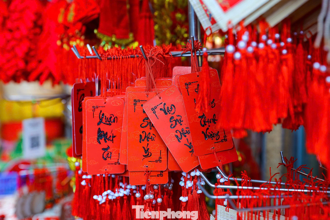 Kh&aacute;ch T&acirc;y th&iacute;ch th&uacute; trải nghiệm kh&ocirc;ng kh&iacute; Tết sớm tr&ecirc;n phố H&agrave;ng M&atilde;- Ảnh 4.