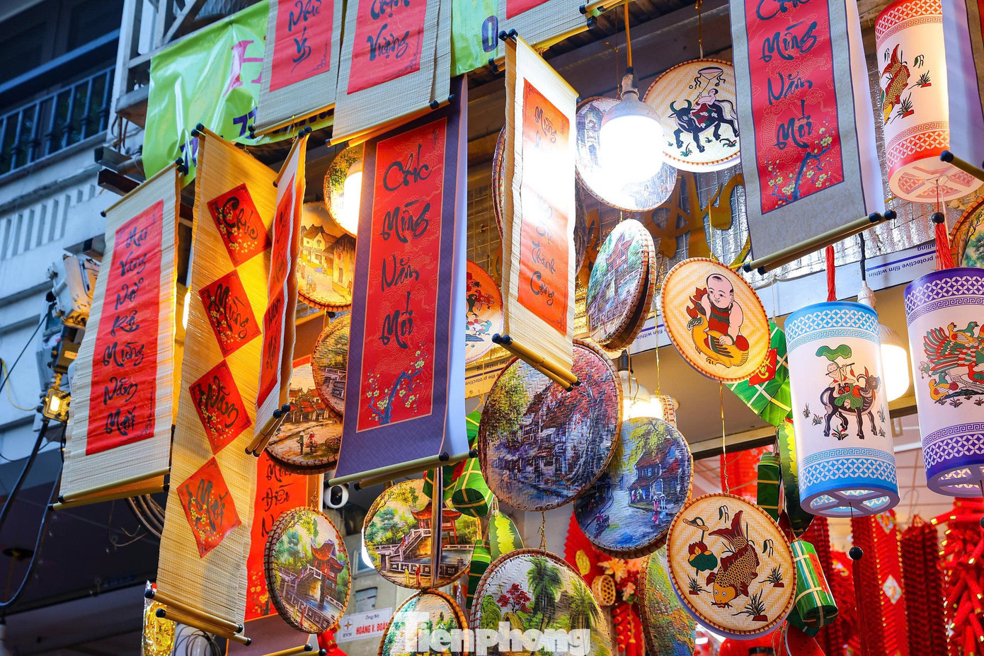 Kh&aacute;ch T&acirc;y th&iacute;ch th&uacute; trải nghiệm kh&ocirc;ng kh&iacute; Tết sớm tr&ecirc;n phố H&agrave;ng M&atilde;- Ảnh 16.