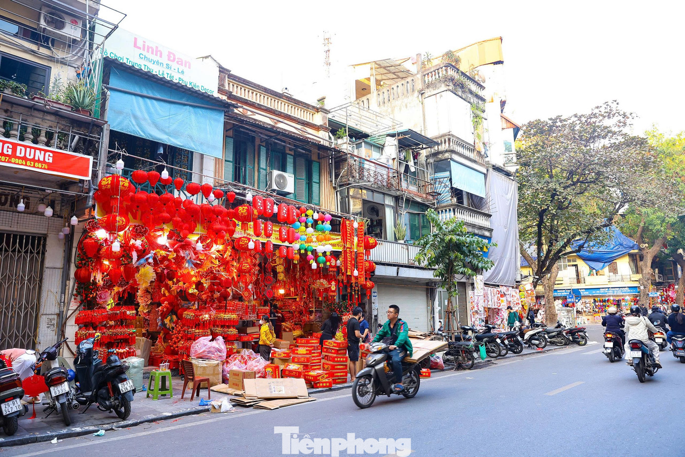 Kh&aacute;ch T&acirc;y th&iacute;ch th&uacute; trải nghiệm kh&ocirc;ng kh&iacute; Tết sớm tr&ecirc;n phố H&agrave;ng M&atilde;- Ảnh 18.
