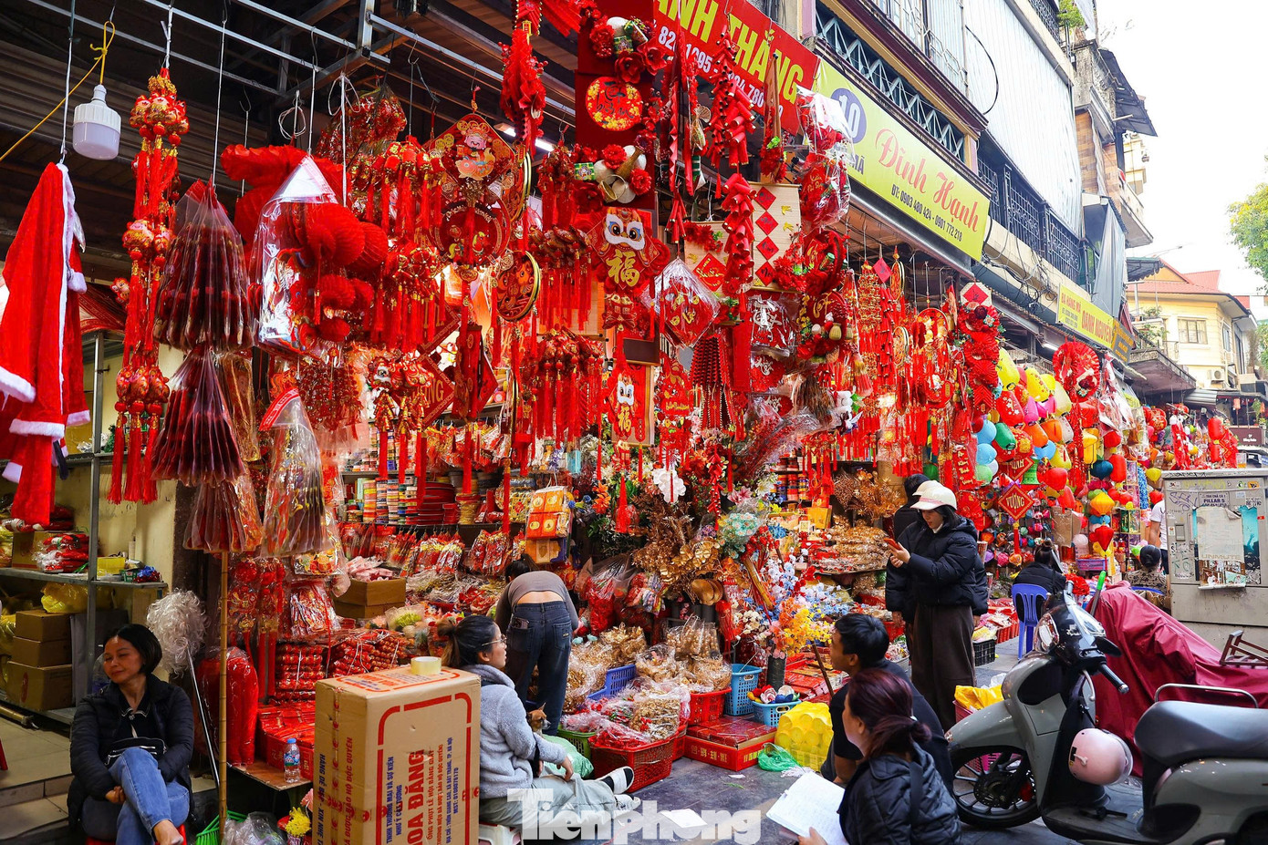 Kh&aacute;ch T&acirc;y th&iacute;ch th&uacute; trải nghiệm kh&ocirc;ng kh&iacute; Tết sớm tr&ecirc;n phố H&agrave;ng M&atilde;- Ảnh 3.