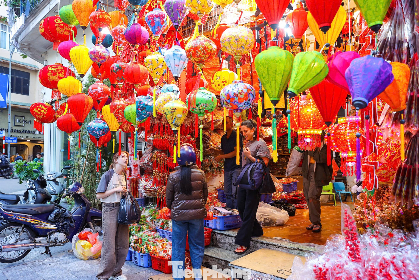Kh&aacute;ch T&acirc;y th&iacute;ch th&uacute; trải nghiệm kh&ocirc;ng kh&iacute; Tết sớm tr&ecirc;n phố H&agrave;ng M&atilde;- Ảnh 7.