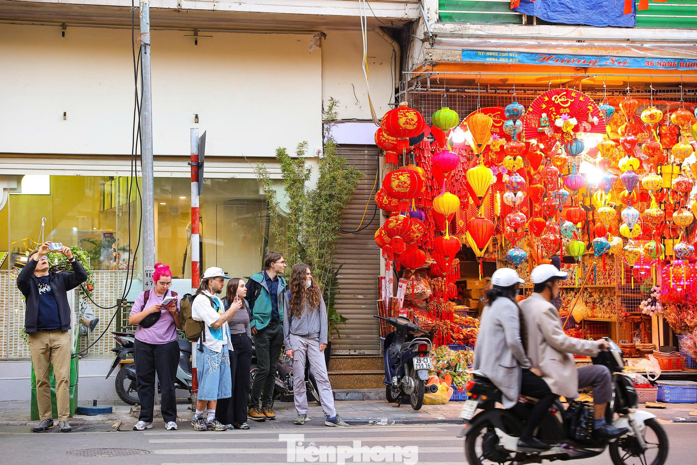 Kh&aacute;ch T&acirc;y th&iacute;ch th&uacute; trải nghiệm kh&ocirc;ng kh&iacute; Tết sớm tr&ecirc;n phố H&agrave;ng M&atilde;- Ảnh 9.