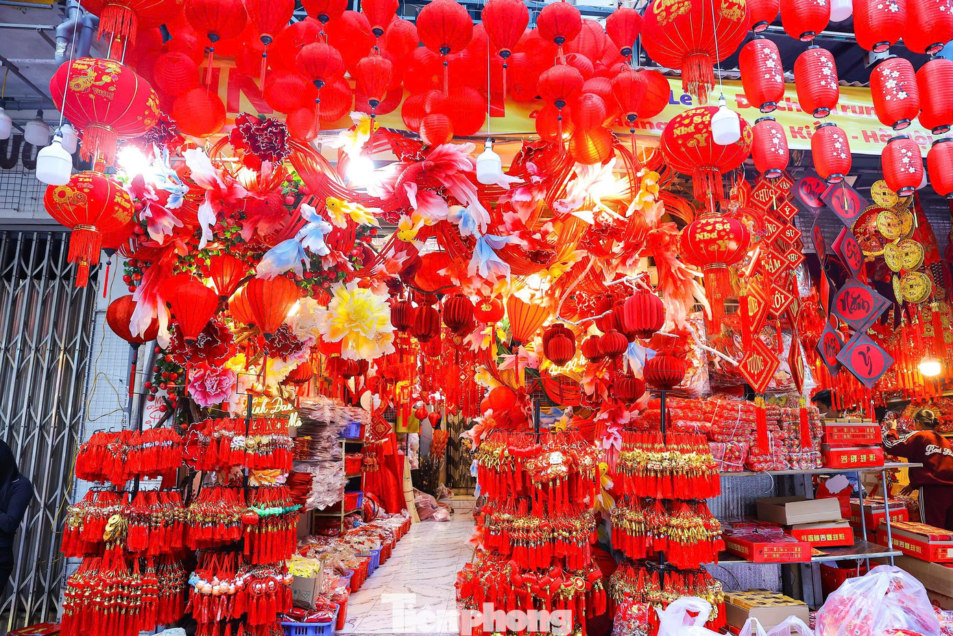 Kh&aacute;ch T&acirc;y th&iacute;ch th&uacute; trải nghiệm kh&ocirc;ng kh&iacute; Tết sớm tr&ecirc;n phố H&agrave;ng M&atilde;- Ảnh 6.