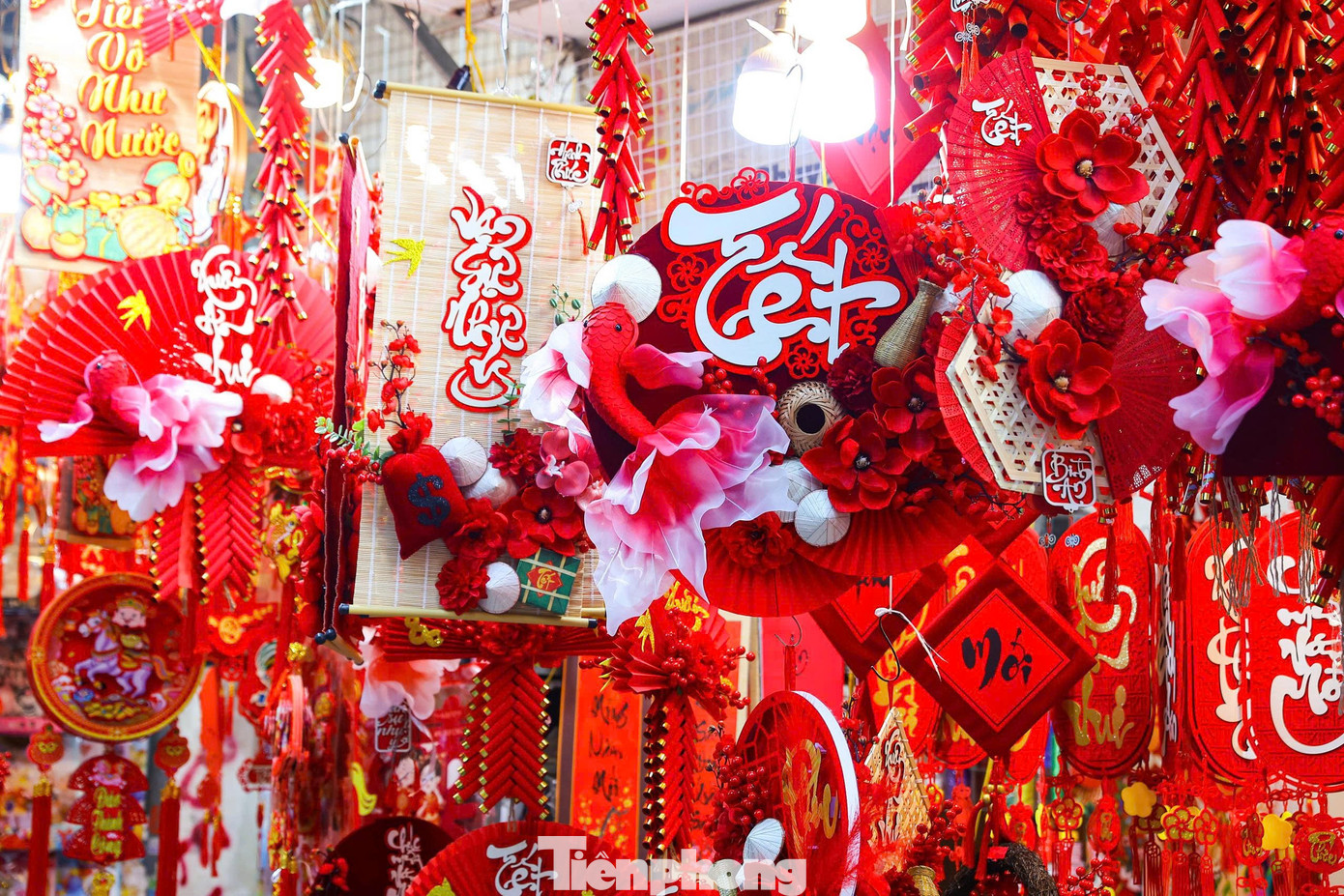 Kh&aacute;ch T&acirc;y th&iacute;ch th&uacute; trải nghiệm kh&ocirc;ng kh&iacute; Tết sớm tr&ecirc;n phố H&agrave;ng M&atilde;- Ảnh 10.