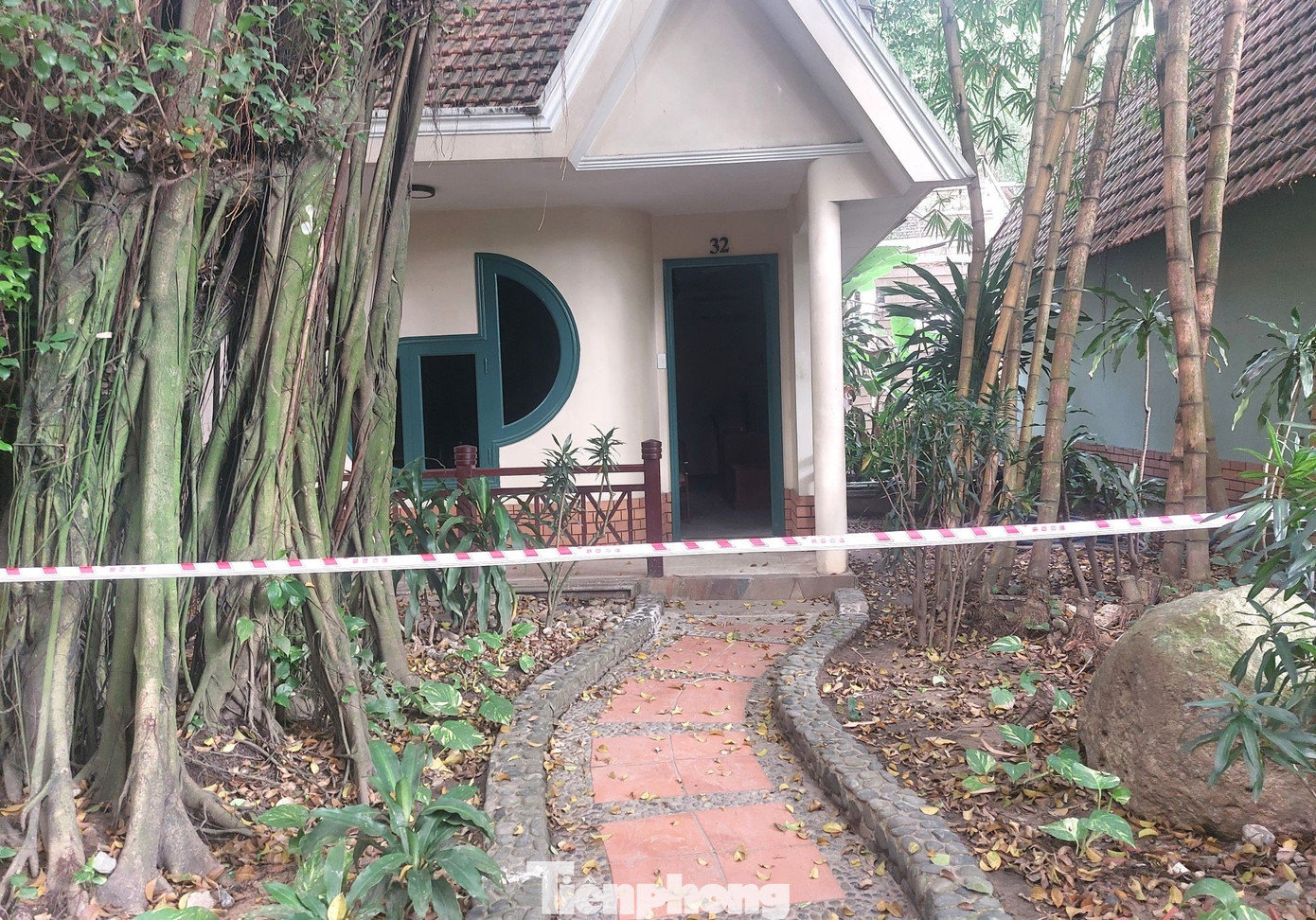 Cận cảnh h&agrave;ng chục căn villa khu resort ở TPHCM bị phong tỏa v&igrave; nứt tường, sập trần- Ảnh 9.