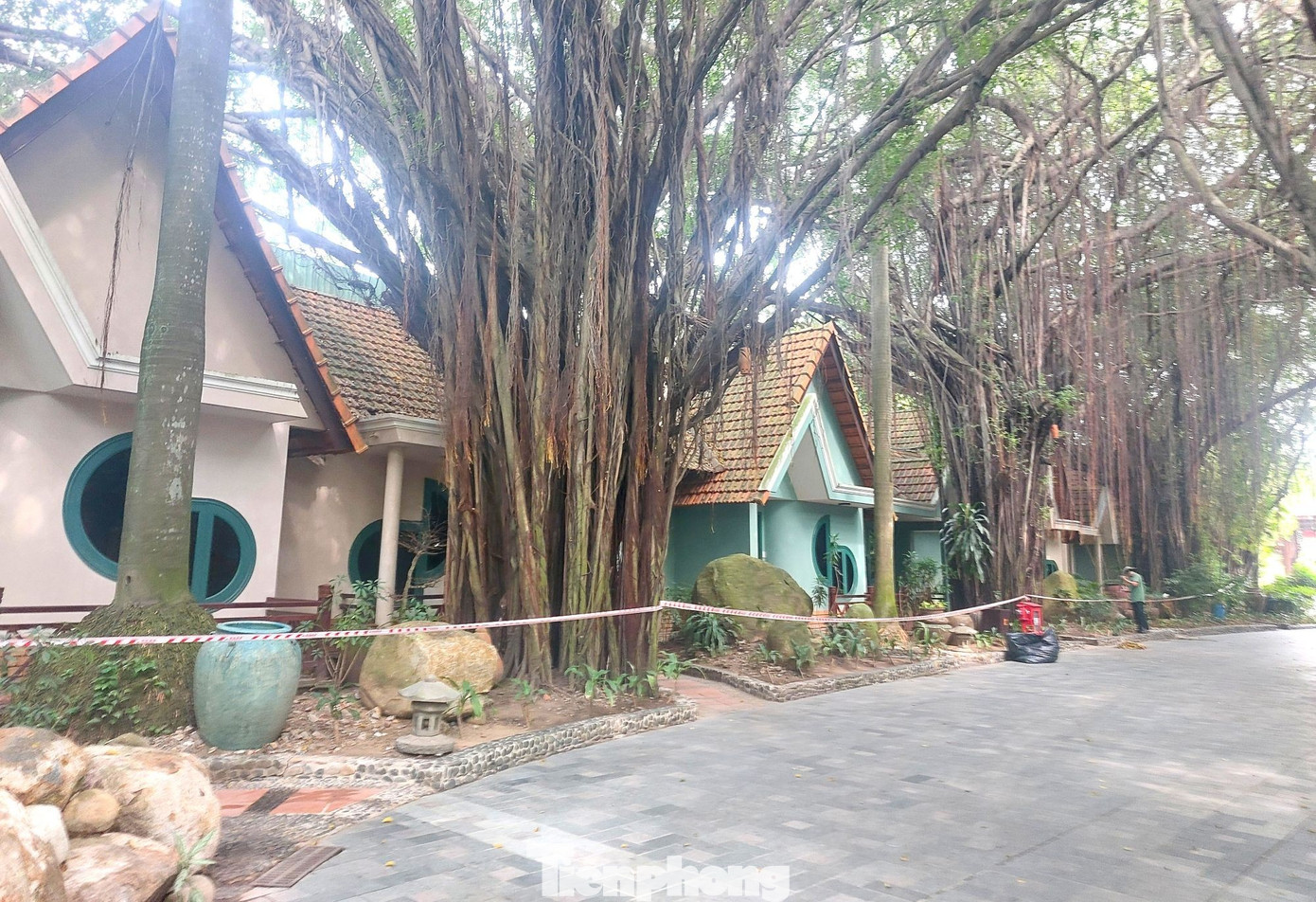 Cận cảnh h&agrave;ng chục căn villa khu resort ở TPHCM bị phong tỏa v&igrave; nứt tường, sập trần- Ảnh 1.