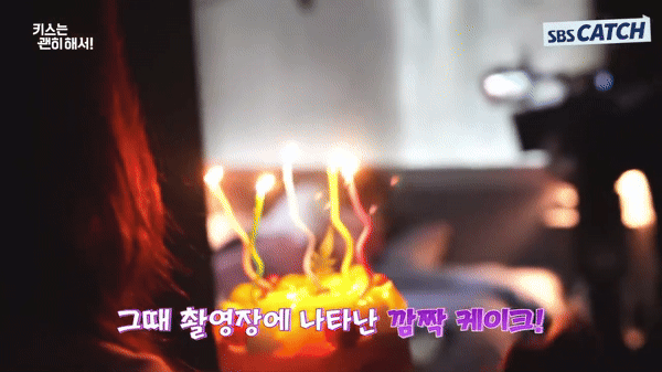 Cặp đ&ocirc;i ng&ocirc;n t&igrave;nh đang đ&oacute;ng cảnh 18+ th&igrave; 30 người bất ngờ ập v&agrave;o ph&ograve;ng, l&yacute; do h&uacute;t 1,7 triệu lượt xem- Ảnh 1.