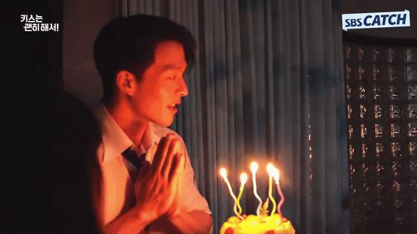 Cặp đ&ocirc;i ng&ocirc;n t&igrave;nh đang đ&oacute;ng cảnh 18+ th&igrave; 30 người bất ngờ ập v&agrave;o ph&ograve;ng, l&yacute; do h&uacute;t 1,7 triệu lượt xem- Ảnh 3.