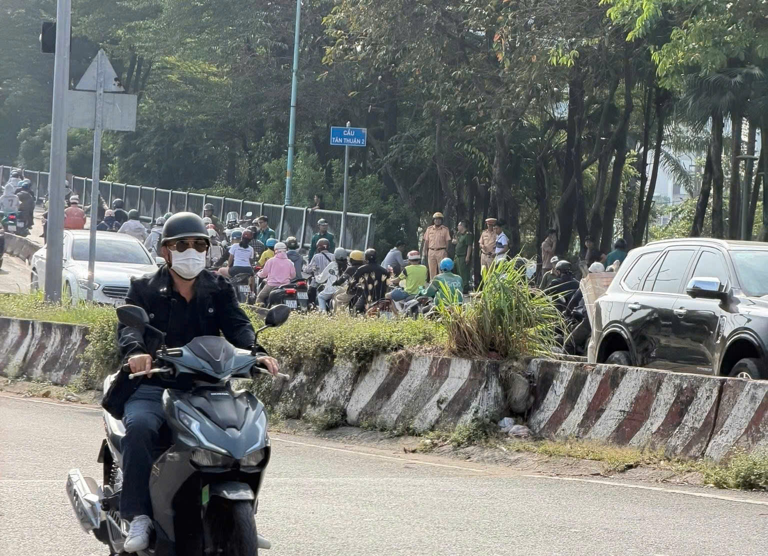 TPHCM: Xe m&aacute;y va chạm xe kh&aacute;ch l&agrave;m chết người, giao th&ocirc;ng &ugrave;n tắc nghi&ecirc;m trọng- Ảnh 1.