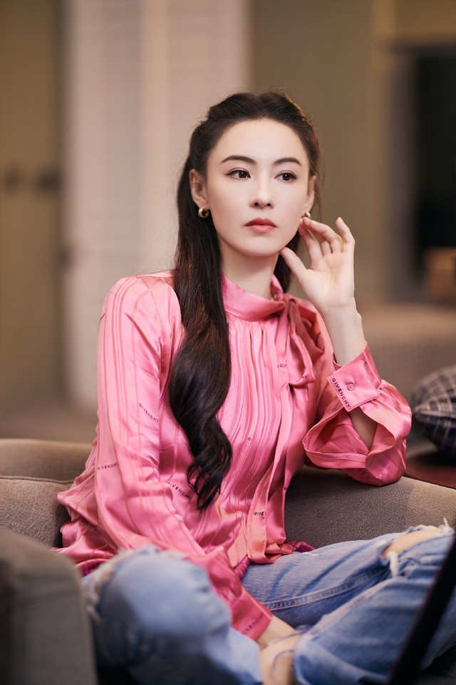 Trương B&aacute; Chi 45 tuổi: Mặc &aacute;o thun l&agrave; kh&ocirc;ng hề giống mẹ 3 con: B&iacute; quyết nằm ở 1 loại hạt gi&uacute;p da căng b&oacute;ng, t&oacute;c chắc khỏe- Ảnh 1.