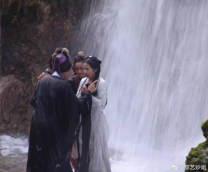 R&ugrave;ng m&igrave;nh cảnh Lưu Diệc Phi bị th&aacute;c nước cuốn tr&ocirc;i, 1 t&agrave;i tử hạng A liều m&igrave;nh nhảy xuống cứu mạng- Ảnh 5.