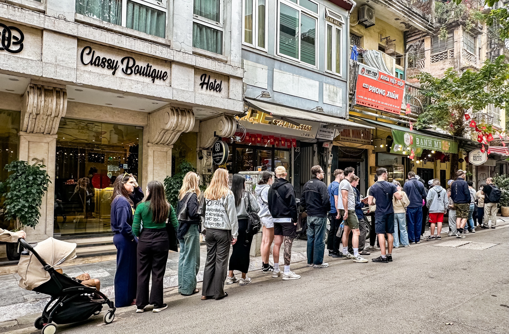 2 h&agrave;ng qu&aacute;n đang khiến phố cổ H&agrave; Nội đ&ocirc;ng nghịt, kh&aacute;ch T&acirc;y kh&aacute;ch Việt xếp h&agrave;ng rồng rắn- Ảnh 2.