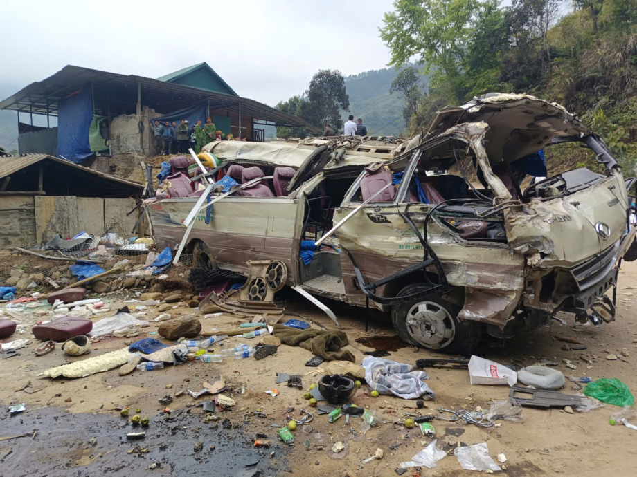 Xe kh&aacute;ch chở đo&agrave;n thiện nguyện lật khiến 18 người thương vong: Xe mất phanh- Ảnh 2.