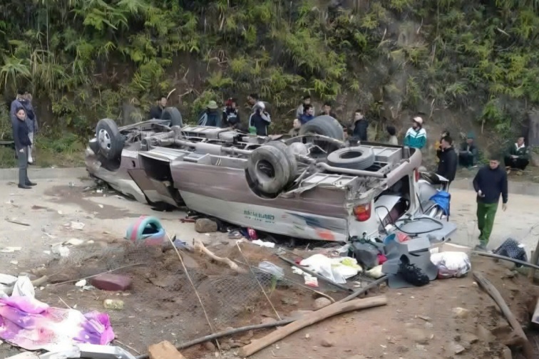 Xe kh&aacute;ch chở đo&agrave;n thiện nguyện lật khiến 18 người thương vong: Xe mất phanh- Ảnh 1.