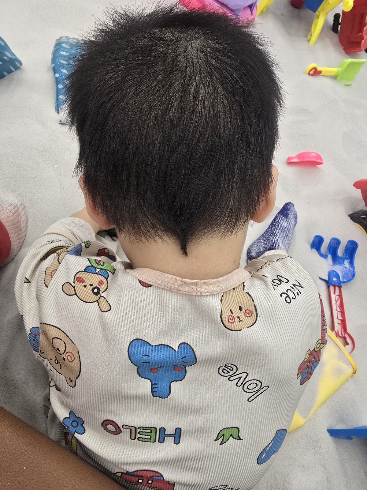 Theo quan niệm d&acirc;n gian những đứa trẻ c&oacute; "đu&ocirc;i dế" thường kh&oacute; nu&ocirc;i, nhưng kh&ocirc;ng phải chỉ c&oacute; như vậy- Ảnh 3.