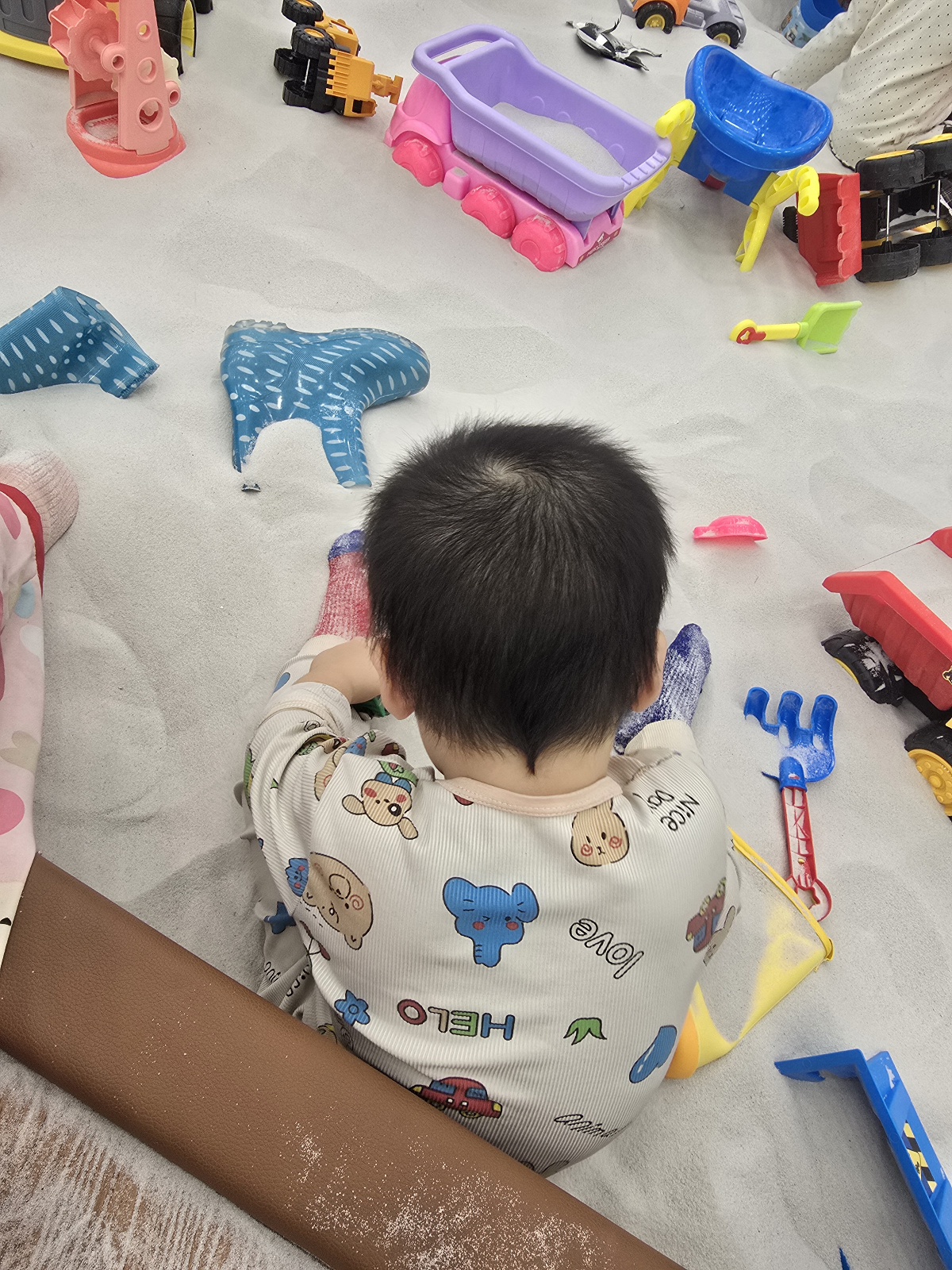 Theo quan niệm d&acirc;n gian những đứa trẻ c&oacute; "đu&ocirc;i dế" thường kh&oacute; nu&ocirc;i, nhưng kh&ocirc;ng phải chỉ c&oacute; như vậy- Ảnh 4.