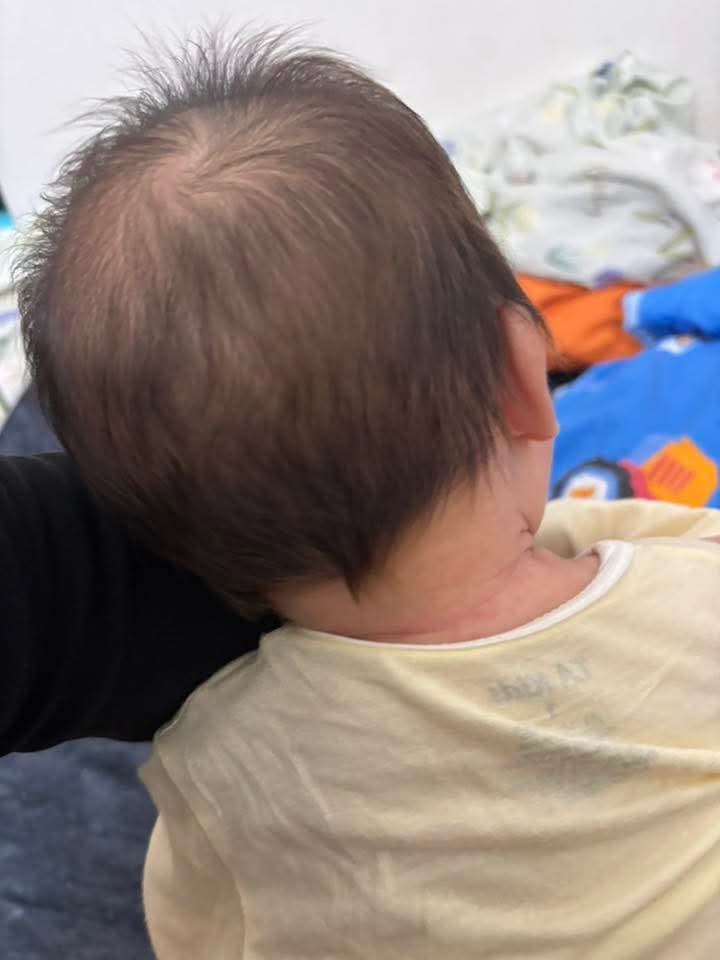 Theo quan niệm d&acirc;n gian những đứa trẻ c&oacute; "đu&ocirc;i dế" thường kh&oacute; nu&ocirc;i, nhưng kh&ocirc;ng phải chỉ c&oacute; như vậy- Ảnh 1.