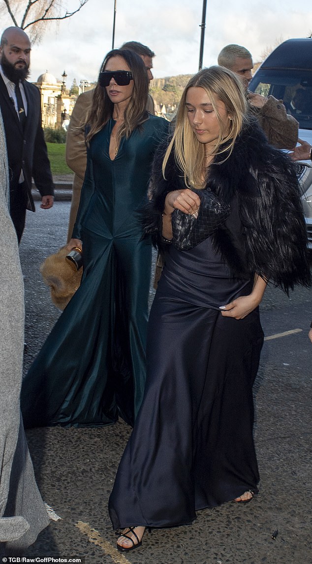 Kh&ocirc;ng nhận ra Harper Beckham khi c&ugrave;ng bố mẹ đi ăn cưới: Ai &ldquo;hại&rdquo; nhan sắc tiểu thư t&agrave;i phiệt thế n&agrave;y?- Ảnh 1.