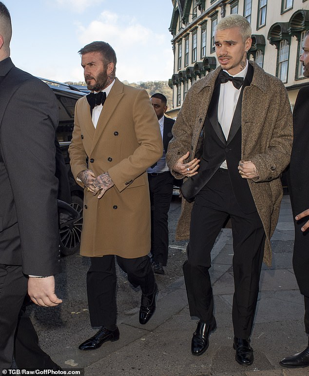 Kh&ocirc;ng nhận ra Harper Beckham khi c&ugrave;ng bố mẹ đi ăn cưới: Ai &ldquo;hại&rdquo; nhan sắc tiểu thư t&agrave;i phiệt thế n&agrave;y?- Ảnh 5.