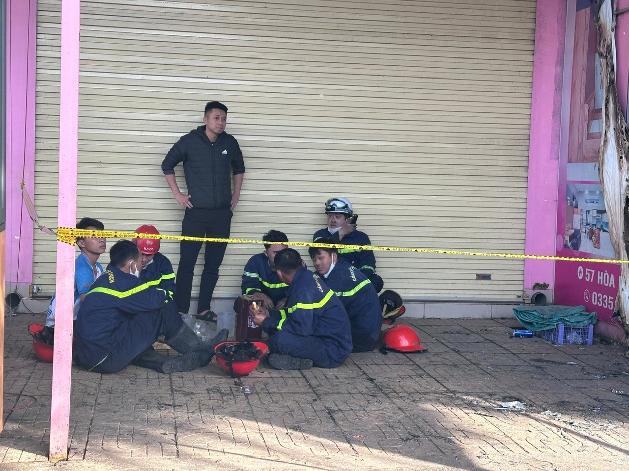 Vụ ch&aacute;y khiến 4 người tử vong: Ch&aacute;u b&eacute; duy nhất sống s&oacute;t chuyển viện- Ảnh 1.