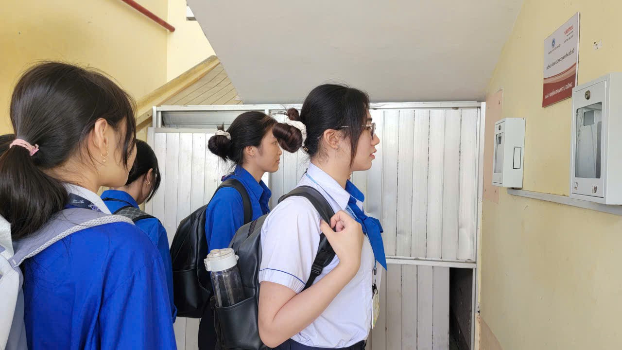 Trường học ở C&agrave; Mau "n&oacute;i kh&ocirc;ng" với điện thoại, điểm danh bằng khu&ocirc;n mặt- Ảnh 2.