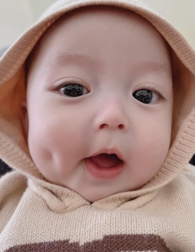 Em b&eacute; c&oacute; m&aacute; l&uacute;m đồng tiền rất đ&aacute;ng y&ecirc;u, nhưng theo quan điểm d&acirc;n gian, kh&ocirc;ng phải chỉ c&oacute; như vậy- Ảnh 2.