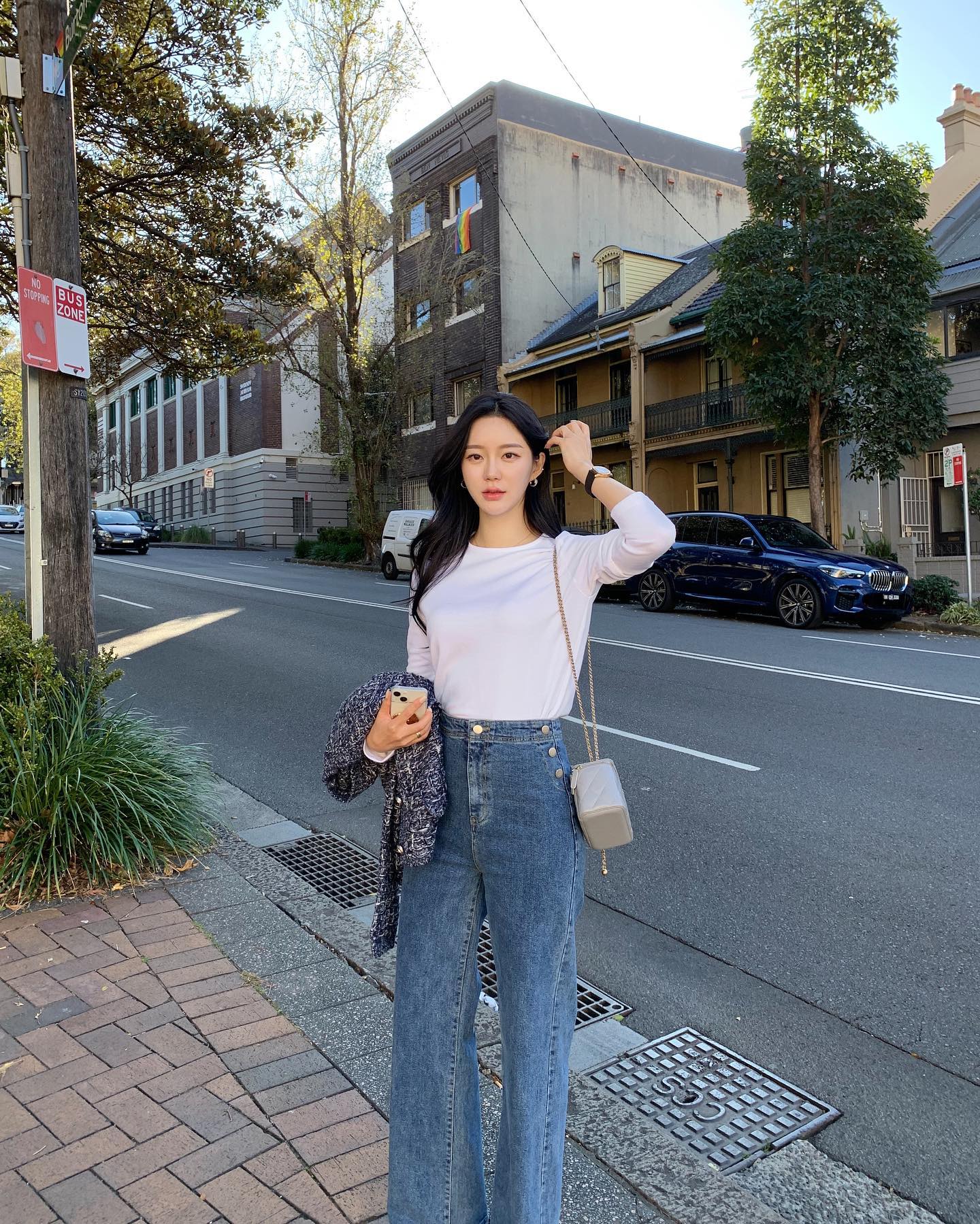 S&aacute;ng suốt nhất l&uacute;c n&agrave;y l&agrave; sắm 5 kiểu &aacute;o mỏng nhẹ, mặc được từ cuối đ&ocirc;ng tới tận hết m&ugrave;a xu&acirc;n 2026- Ảnh 15.