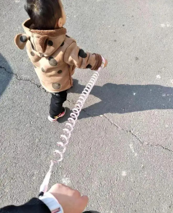 Người đ&agrave;n &ocirc;ng đưa "con g&aacute;i" v&agrave;o nh&agrave; vệ sinh tr&ecirc;n t&agrave;u cao tốc suốt 30 ph&uacute;t, nh&acirc;n vi&ecirc;n mở cửa kiểm tra liền lập tức b&aacute;o c&ocirc;ng an- Ảnh 3.