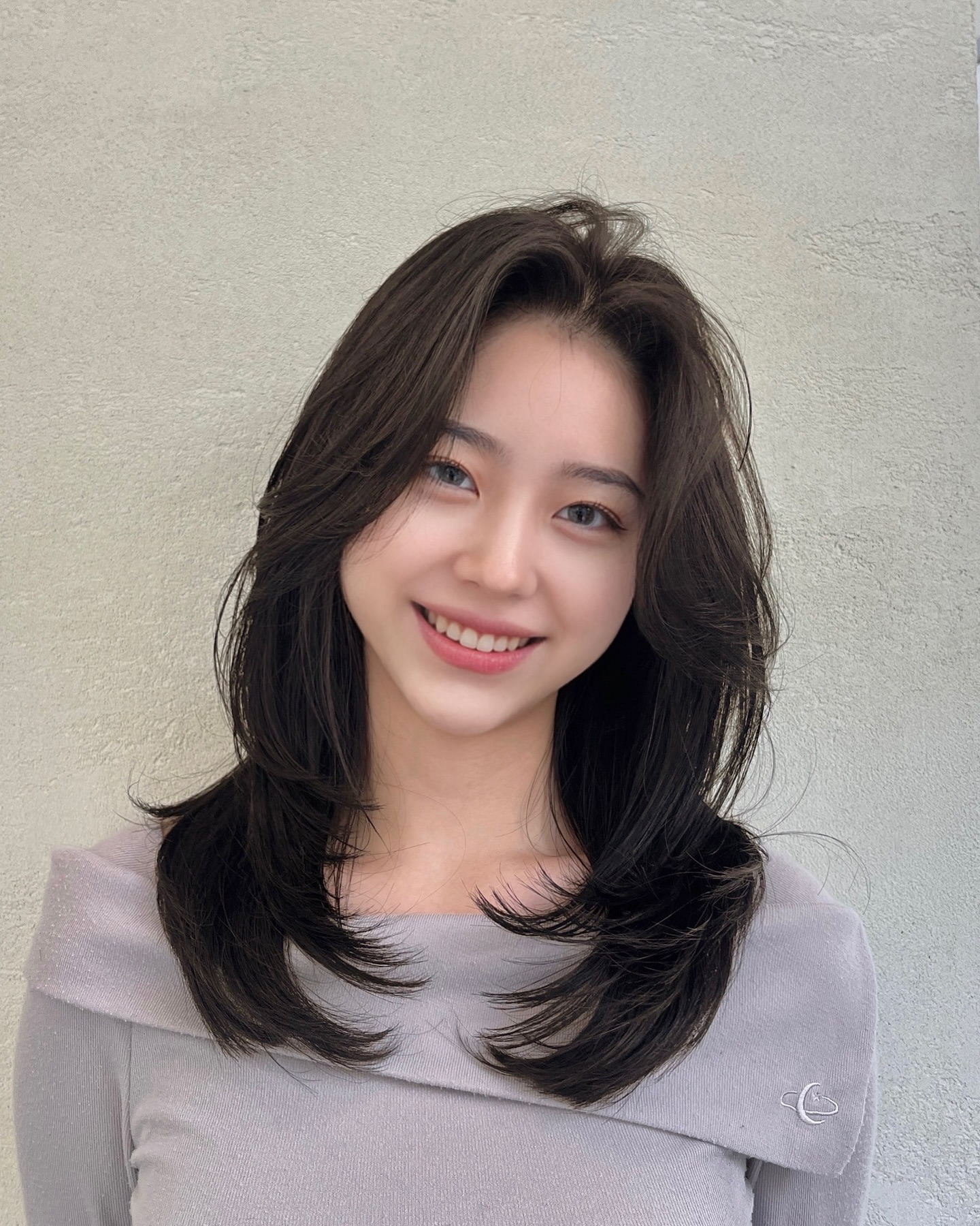 Cắt 5 kiểu t&oacute;c n&agrave;y th&igrave; m&aacute;i t&oacute;c từ mỏng h&oacute;a d&agrave;y gấp rưỡi, gương mặt cũng nhỏ hơn hẳn- Ảnh 8.