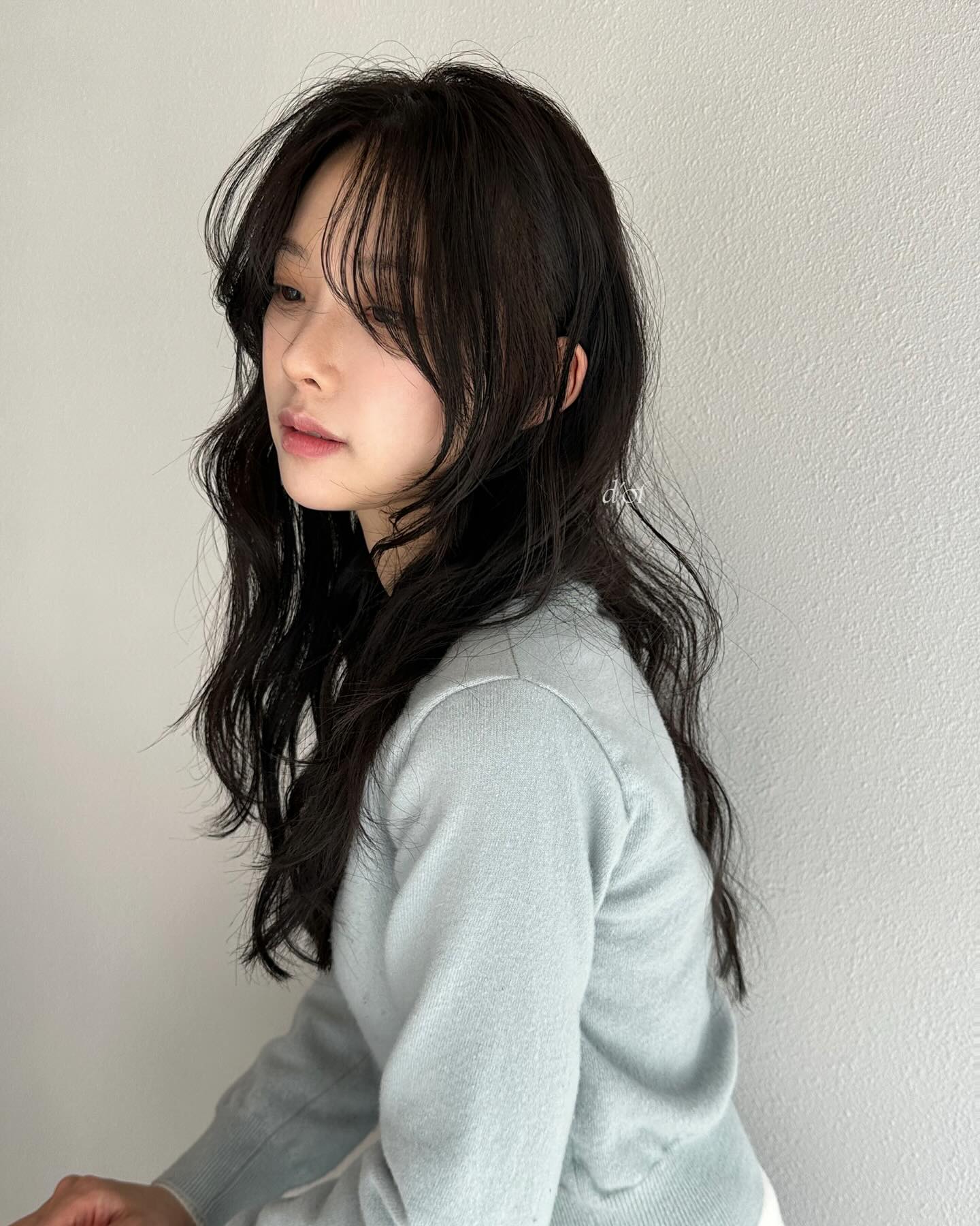 Cắt 5 kiểu t&oacute;c n&agrave;y th&igrave; m&aacute;i t&oacute;c từ mỏng h&oacute;a d&agrave;y gấp rưỡi, gương mặt cũng nhỏ hơn hẳn- Ảnh 10.