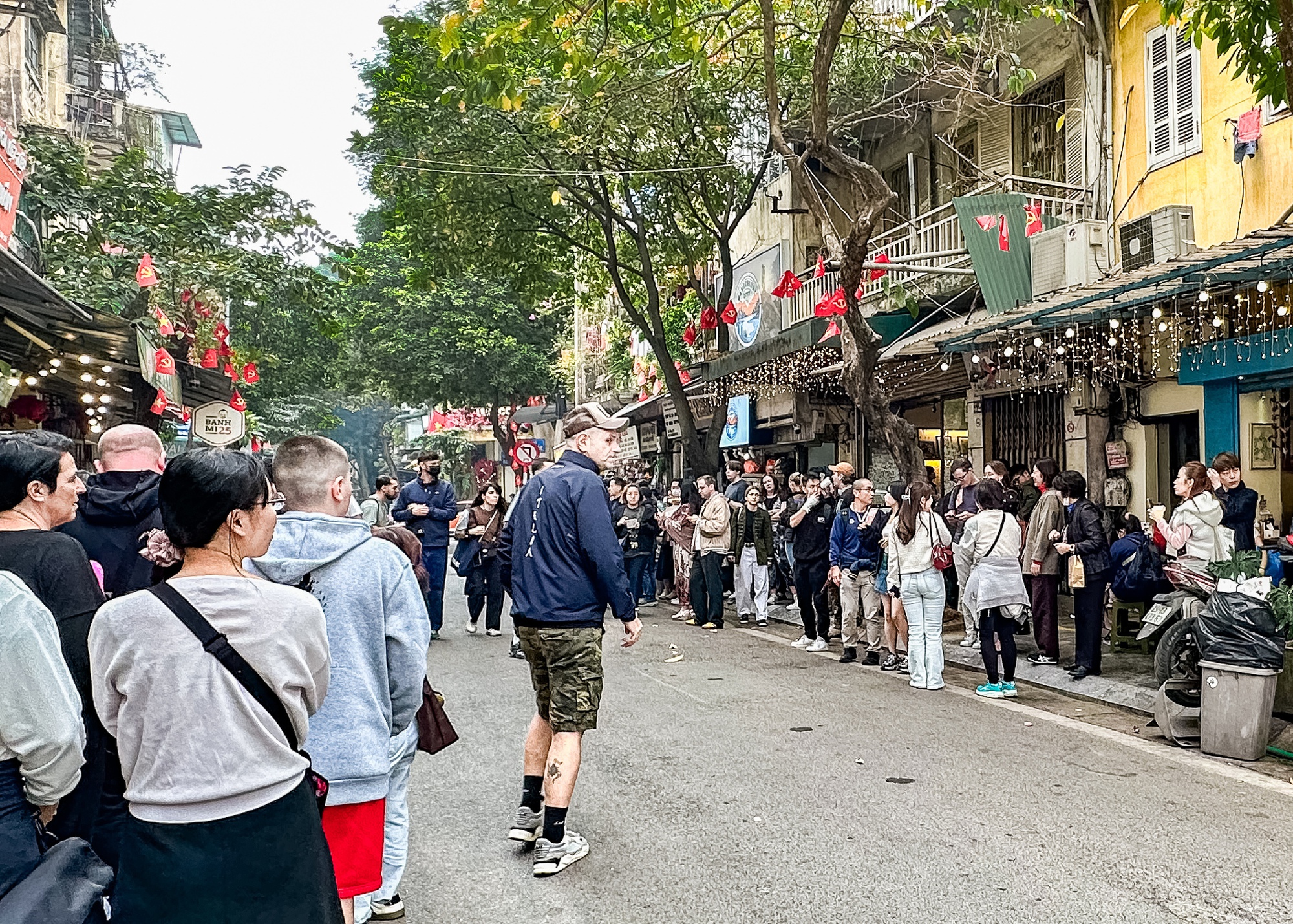 2 h&agrave;ng qu&aacute;n đang khiến phố cổ H&agrave; Nội đ&ocirc;ng nghịt, kh&aacute;ch T&acirc;y kh&aacute;ch Việt xếp h&agrave;ng rồng rắn- Ảnh 5.