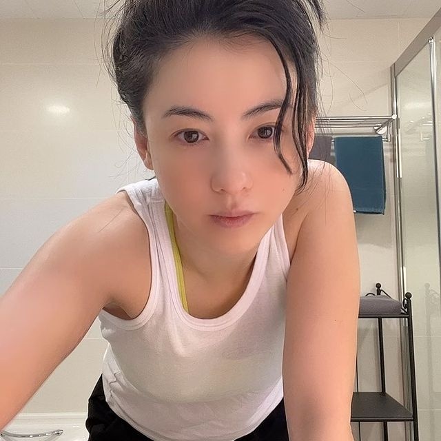 Trương B&aacute; Chi 45 tuổi: Mặc &aacute;o thun l&agrave; kh&ocirc;ng hề giống mẹ 3 con: B&iacute; quyết nằm ở 1 loại hạt gi&uacute;p da căng b&oacute;ng, t&oacute;c chắc khỏe- Ảnh 2.