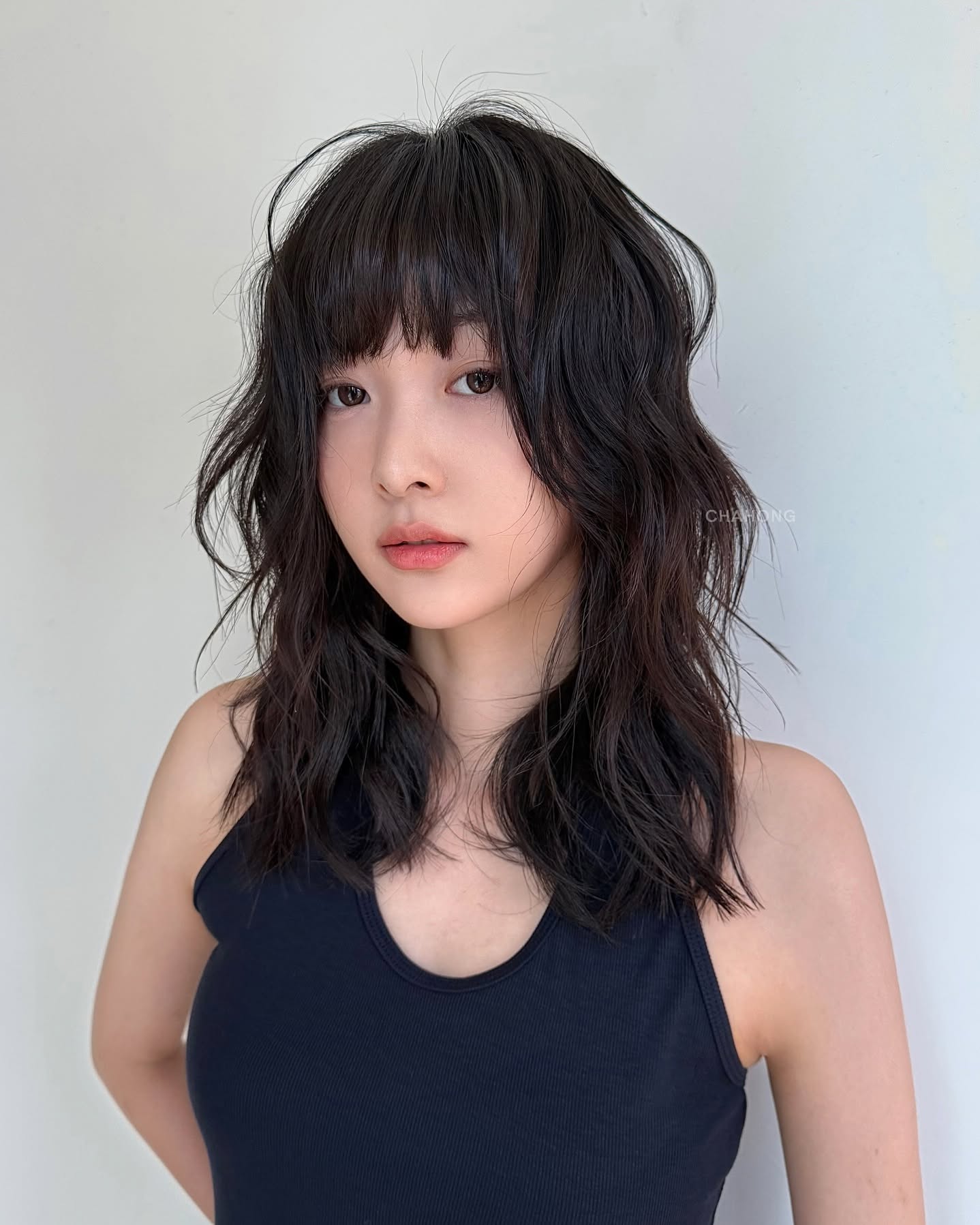 Cắt 5 kiểu t&oacute;c n&agrave;y th&igrave; m&aacute;i t&oacute;c từ mỏng h&oacute;a d&agrave;y gấp rưỡi, gương mặt cũng nhỏ hơn hẳn- Ảnh 4.