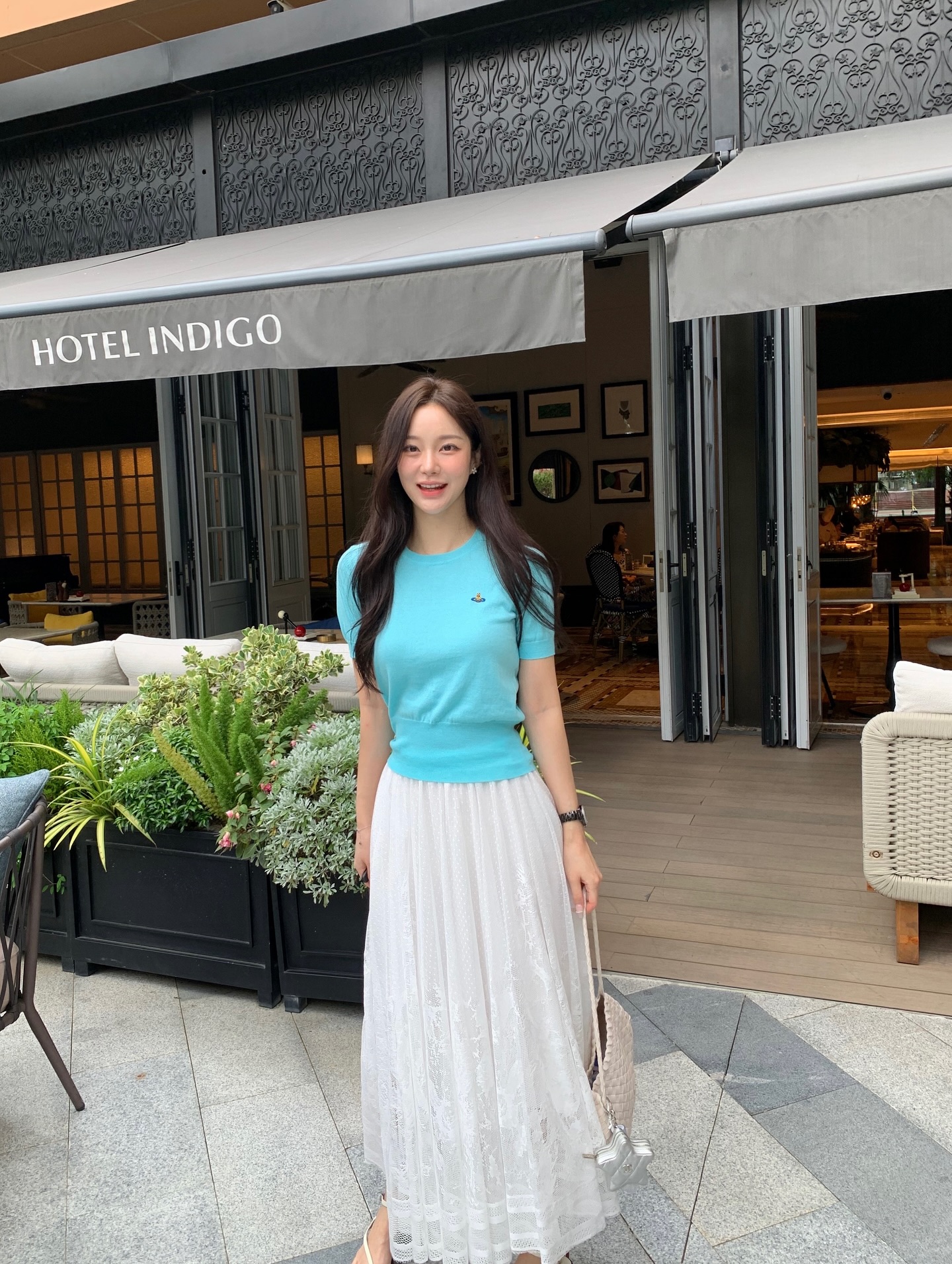 S&aacute;ng suốt nhất l&uacute;c n&agrave;y l&agrave; sắm 5 kiểu &aacute;o mỏng nhẹ, mặc được từ cuối đ&ocirc;ng tới tận hết m&ugrave;a xu&acirc;n 2026- Ảnh 8.