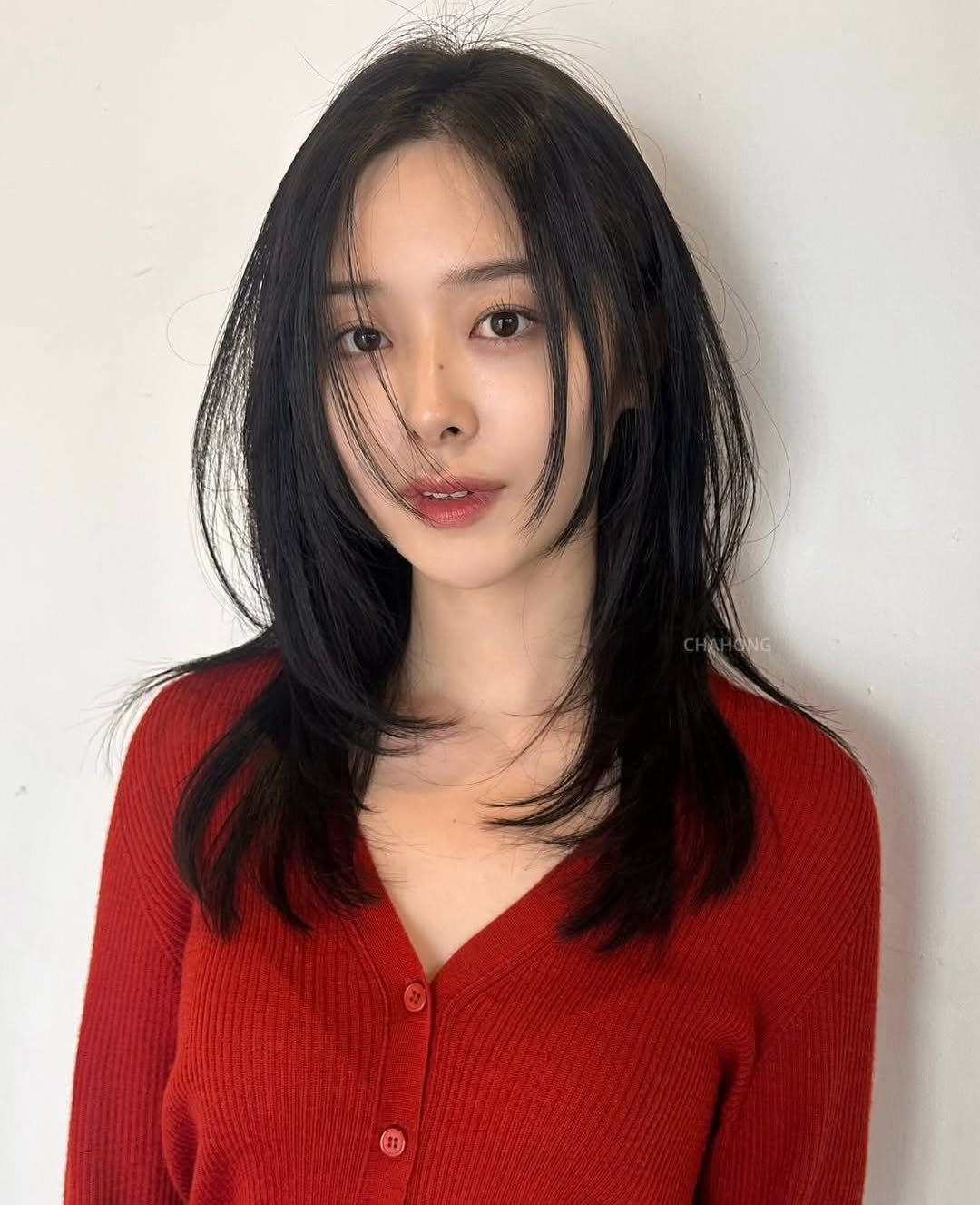 Cắt 5 kiểu t&oacute;c n&agrave;y th&igrave; m&aacute;i t&oacute;c từ mỏng h&oacute;a d&agrave;y gấp rưỡi, gương mặt cũng nhỏ hơn hẳn- Ảnh 3.