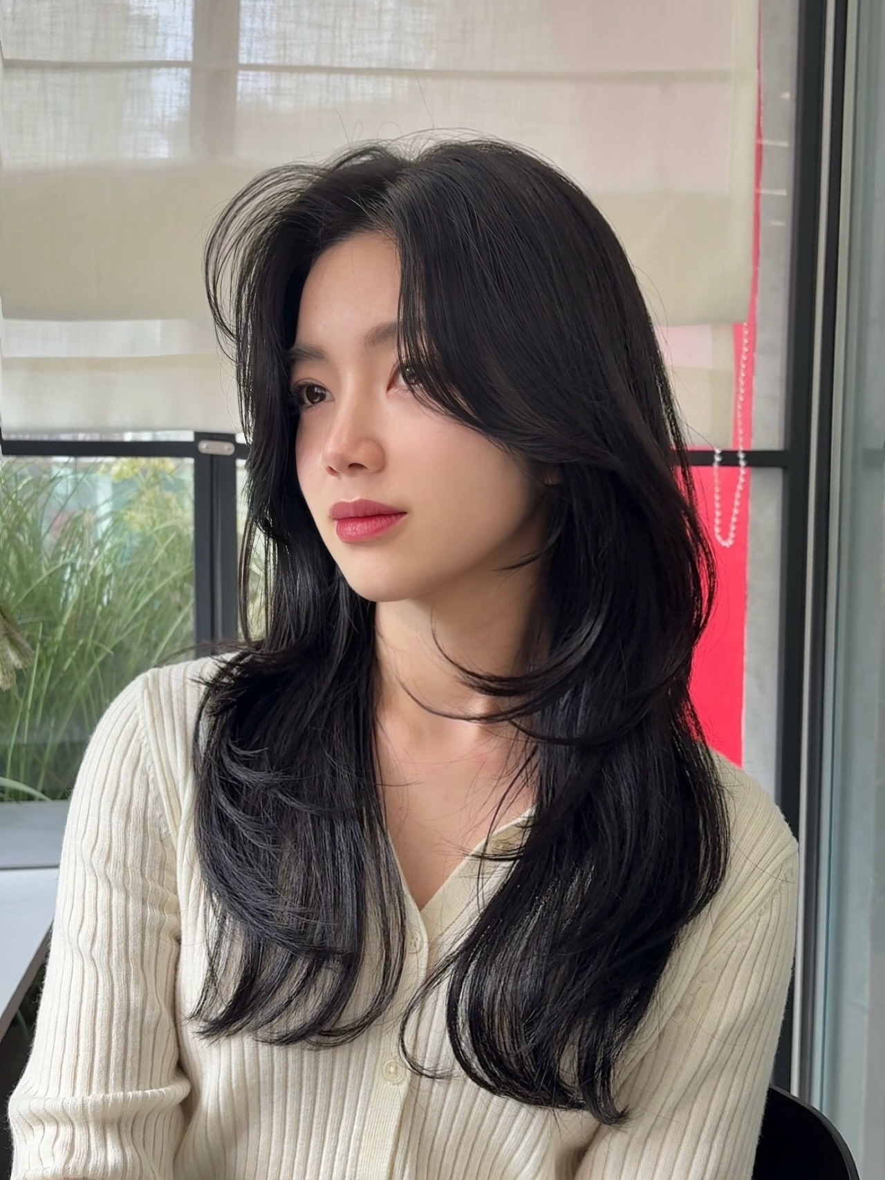 Cắt 5 kiểu t&oacute;c n&agrave;y th&igrave; m&aacute;i t&oacute;c từ mỏng h&oacute;a d&agrave;y gấp rưỡi, gương mặt cũng nhỏ hơn hẳn- Ảnh 9.